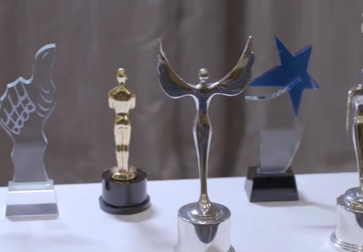 Lisa_zzh511's tweet photo. Gu Chijun also has trophies~ 🤣

#時光之城 #Castleinthetime #Cdrama 
#ZhangZhehan 
#张哲瀚 #張哲瀚 
#チャンジャーハン 
#장철한 #จางเจ๋อฮั่น https://t.co/bs7hP6HLMN