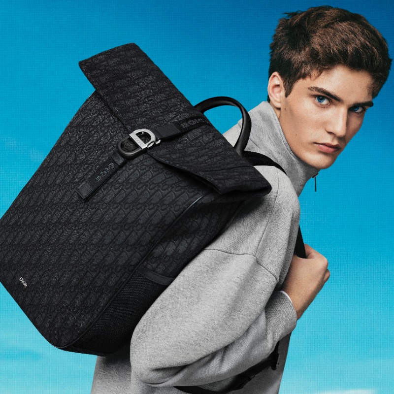 Dior's tweet photo. The latest #DiorSpring25 campaign elevates Kim Jones' archetypal designs, spotlighting pieces that feature the House's #DiorOblique motif. Now available in boutiques, tap on the cards to discover it!
© Rafael Pavarotti
