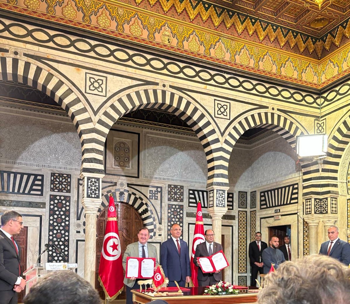 Signature de la convention de licence 5G avec le <a href="/Ministere_TC/">Ministère des Technologies de la Communication TN</a> au palais de La Kasbah samedi, enthousiasme et détermination pour apporter les meilleurs services à nos clients <a href="/OrangeTN/">Orange Tunisie</a> <a href="/orangeafrica/">Orange Africa & Middle East</a> <a href="/imen_atallah/">Imen Atallah Landoulsi</a> <a href="/adel_akrout/">Adel Akrout</a> <a href="/jerome_henique/">Jérôme Hénique</a>  <a href="/BrelotteBa/">Brelotte Ba</a>