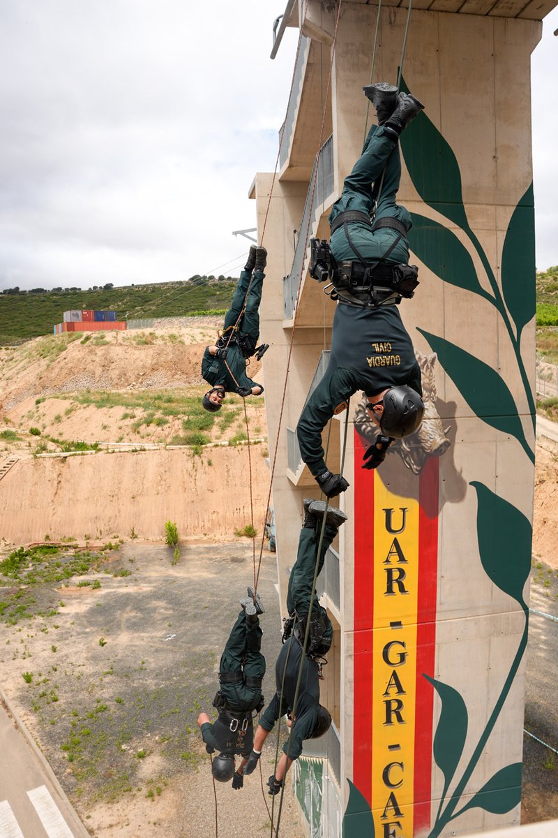 guardiacivil's tweet photo. Estas son algunas de las instantáneas con las que la
@guardiacivil participó en el #concurso de #fotografía #CAPTURE24 de @EUROPOL

Izquierda: entrenamiento del Grupo de Acción Rápida (GAR)
Derecha: operativo de vigilancia del Servicio Marítimo y el Servicio Aéreo. https://t.co/T9FGN1Lex7