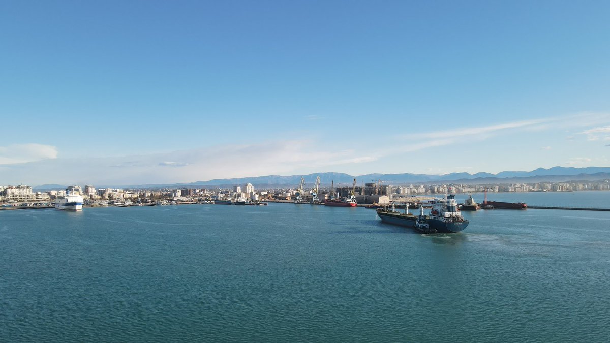 DurresPort's tweet photo. It’s going to be a busy #monday @DurresPort⚓️

#Onthedocks 🧱⛴🏗:
🔹One ships @ berth
🔹One @ anchor ready to roll in for the next shift
🔹Two more vessels due within the coming hours…

#Maritime🇦🇱⚓️🚢 #shipping 
#portcity #cargo #terminals 
#monday  #logistics #shipsinpics📸 https://t.co/j4QP8QiqXh