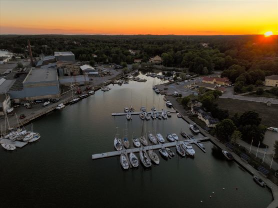Ilmastotyön edelläkävijöiden #Hinku-kuntien määrä lähentelee sataa! Tuore liittyjä  <a href="/Kimitoonskommun/">Kimitoön | Kemiönsaari</a>  on tehnyt pitkäjänteisesti työtä päästöjen vähentämiseksi. Esimerkiksi panostukset energiaremontteihin ovat winwin sekä kunnalle että ympäristölle! hiilineutraalisuomi.fi/fi-FI/Ajankoht…