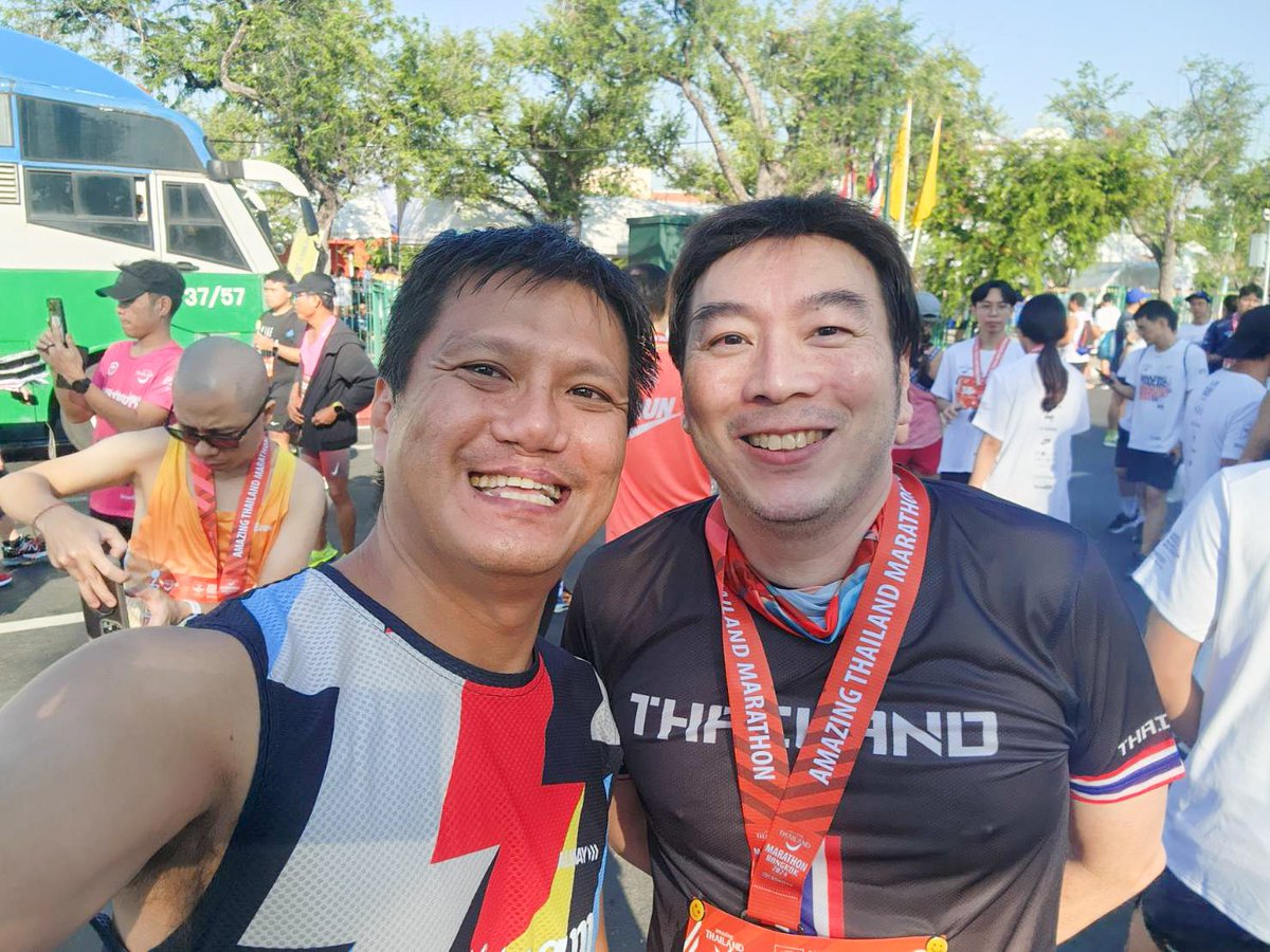 NinjaTooK's tweet photo. 🏃♂️🏃♀️🏃 ลุงตุ๊ก และ ผองเพื่อน ที่งาน Amazing Thailand Marathon Bangkok 2024 presented by TOYOTA 🫶 ดีใจที่ได้เจอกันครับ 🥰 ep.1
#ATMBKK #ATMBKK2024
#AmazingThailandMarathonBangkok
#AmazingThailandMarathonBangkok2024
#วิ่งผ่าเมือง #TheCapital
#ไทยแลนด์ไตรลีก
#tookkyrun https://t.co/stbzt2rgzA