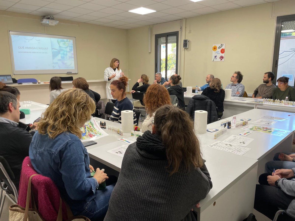 🟢 Divendres al <a href="/segirones/">SE del Gironès</a>  vam presentar el joc de rol  🫧  Què amaga l'aigua?  🫧     👩 a càrrec de la Marta Segura de l'escola <a href="/epnsdiputacio/">Escola Pia Nostra Senyora</a>

🔬🦠 Àmbit científic

🧑‍🤝‍🧑🧑‍🤝‍🧑 Per a l'ESO i al Batxillerat

🗒️ Si teniu interès en utilitzar-lo, podeu contactar-nos.