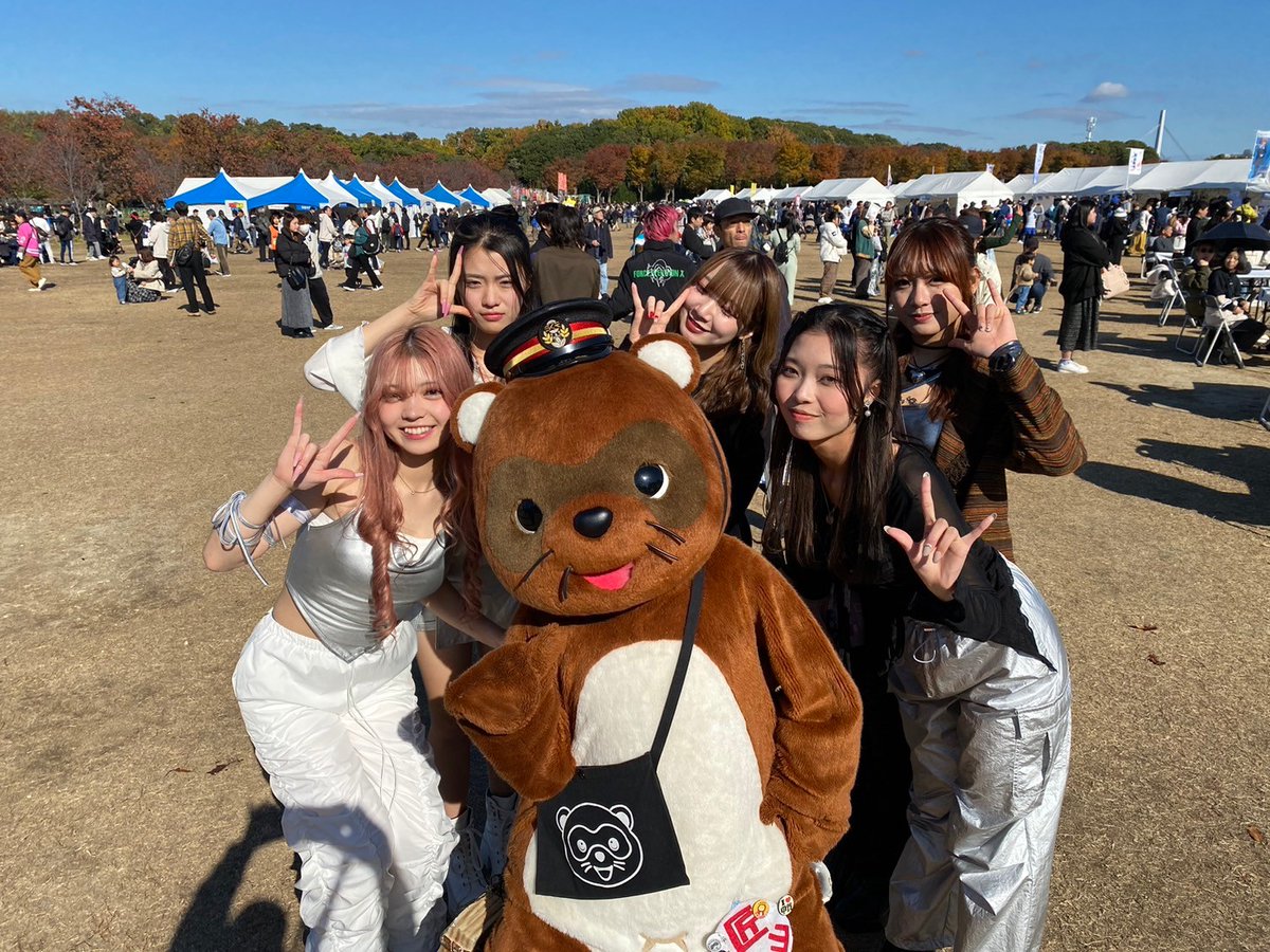 RIZZのみんなとも写真撮ってもらっちゃったポン山さん😍

デレッデレです😅
みんな素敵な子たちでしたもんね✨️

ありがとうございました😊

鉄道まつりですが
只今、信楽高原鐵道の帽子を被ってる以外に鉄道感ある写真は出てきておりません（笑）

今回は写真多めなんで順次アップします🫡

<a href="/ponzan/">匠ポン山</a>