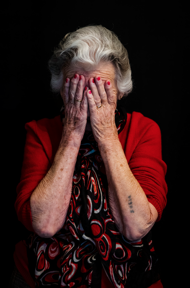 Die Gamaraal Foundation porträtiert in der Ausstellung «The Last Swiss Holocaust Survivors» Holocaustüberlebende, um ihre Erinnerungen zu bewahren &amp; gegen das Vergessen anzugehen. Anita Winter stellt das Projekt vor:
infoclio.ch/de/node/188910

Bild: Nina Weil © Gamaraal Foundation