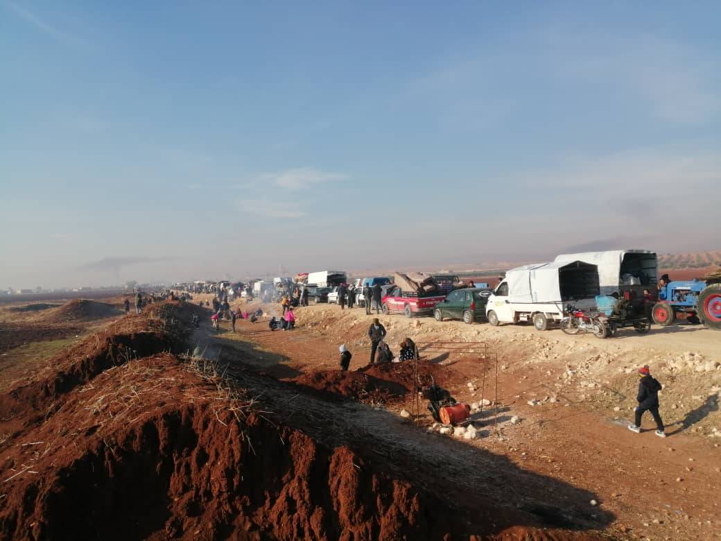 UIKIONLUS's tweet photo. #Siria/#Rojava
⚠️Decine di migliaia di sfollati di #Afrin bloccati dagli attacchi turchi a #Shebah
Questa mattina le SDF hanno aperto un corridoio umanitario per garantire l'evacuazione dei civili di Tal Rifaat e Shebah, tuttavia la #Turchia e l'SNA hanno attaccato il corridoio https://t.co/iD4OTNGIZA