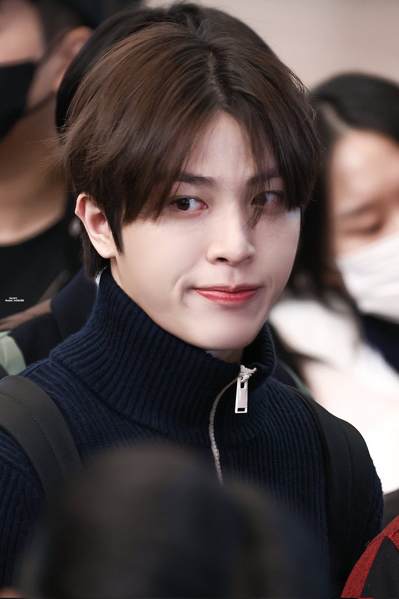 viraltakes's tweet photo. Junghwan of TREASURE looks adorable in new airport photo. https://t.co/H6wahP9E2c