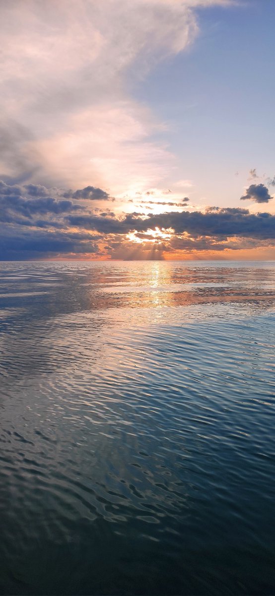 Maviyi ve denizi yaratan Allah'ın şanı ne yücedir