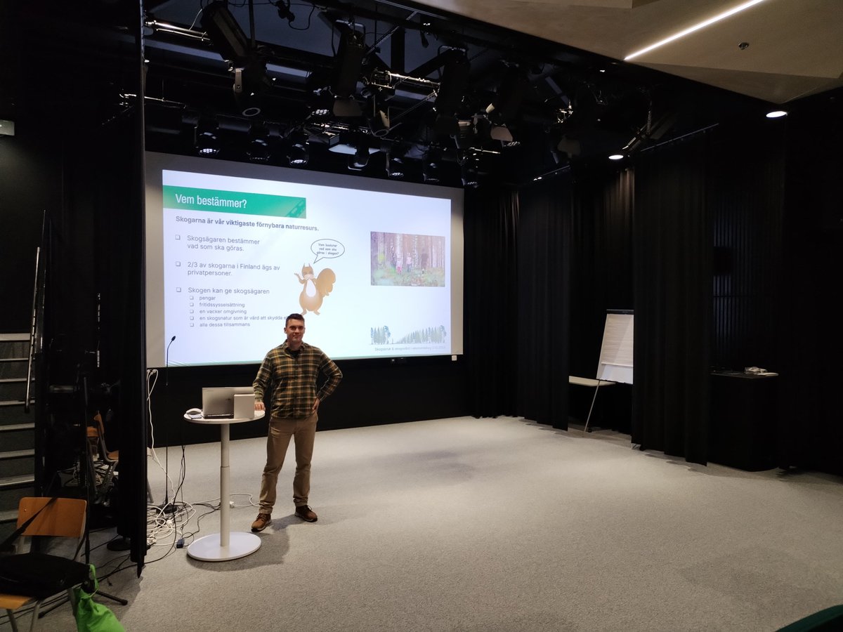 Idag fick eleverna i Närpes högstadium ta del av en spännande lektion om skogsbruk och skogsvård, ledd av Philip Wissander och Lukas Norrén.