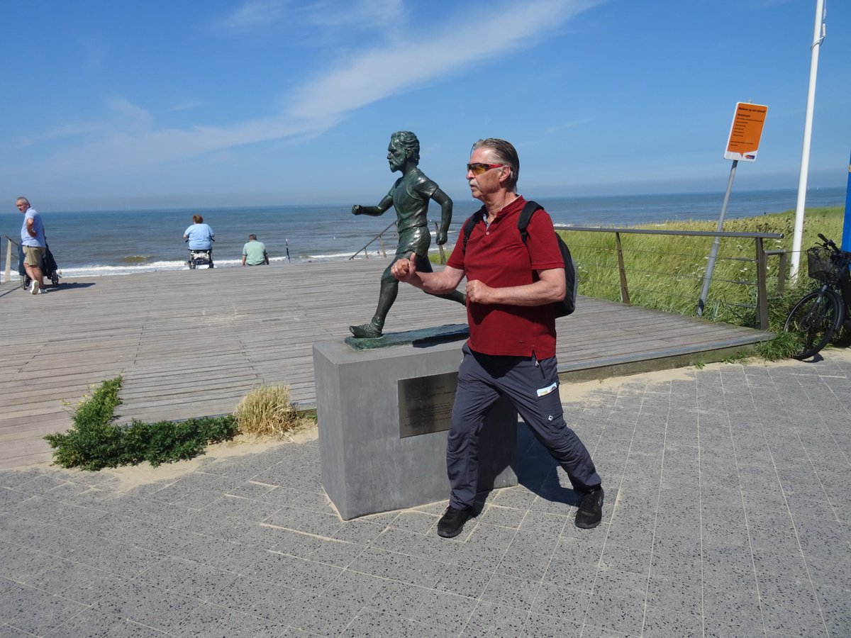 CultureLuc's tweet photo. @Poesjen1973 Ne mens moet blijven bedenken , hรฉ Poesjen ? We zijn weeral 40 jaar later, maar we doen altijd aan #strandloop... Kampioen van Holland, zomer 2024 !๐คก๐ฅณ https://t.co/yKrvNVaAYI