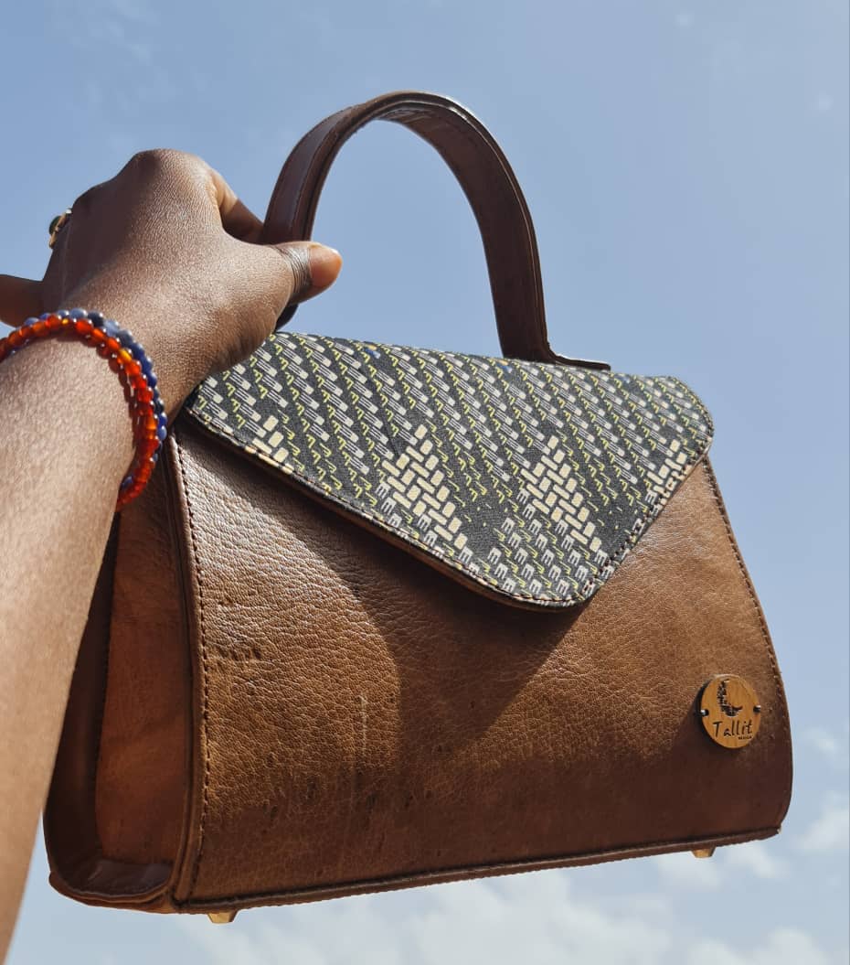 Ni neh dan Aykenkou (@msaid_227) on Twitter photo Un sac à main est un accessoire incontournable qui combine style et praticité. Que ce soit pour une tenue décontractée ou élégante.
Nous vous donnons Rendez-vous au SAFEM afin de découvrir nos merveilles ✨️
<a href="/tallitforcultur/">Tallit Design</a>, le reflet de notre culture Un sac à main est un accessoire incontournable qui combine style et praticité. Que ce soit pour une tenue décontractée ou élégante.
Nous vous donnons Rendez-vous au SAFEM afin de découvrir nos merveilles ✨️
<a href="/tallitforcultur/">Tallit Design</a>, le reflet de notre culture