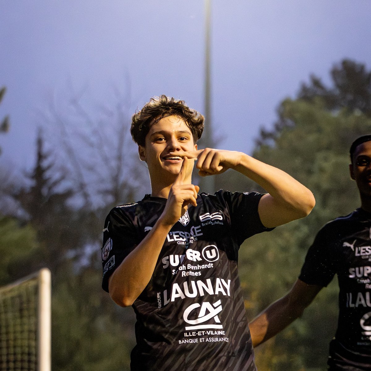 tarennes's tweet photo. 📷 𝑽𝒊𝒄𝒕𝒐𝒊𝒓𝒆 𝒅𝒆 𝒏𝒐𝒔 𝑺𝒆́𝒏𝒊𝒐𝒓𝒔 𝑹2 : 5-2 𝒇𝒂𝒄𝒆 𝒂̀
𝑳’𝑨𝑺 𝑽𝒊𝒕𝒓𝒆́ 2 ! 📷
Une victoire précieuse contre le leader du championnat ! Nos séniors R2 s’imposent 5-2.
Une pensée à Théo, sorti sur blessure et à qui nous souhaitons un bon rétablissement.
#TEAMTA https://t.co/Ls9GOjTrvF