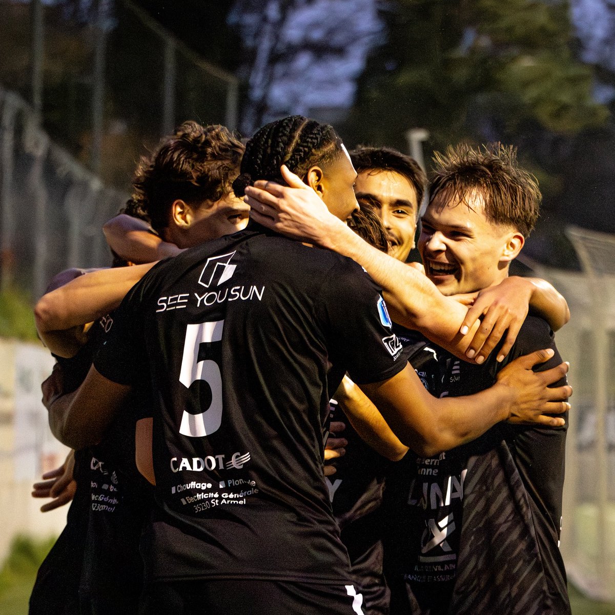 tarennes's tweet photo. 📷 𝑽𝒊𝒄𝒕𝒐𝒊𝒓𝒆 𝒅𝒆 𝒏𝒐𝒔 𝑺𝒆́𝒏𝒊𝒐𝒓𝒔 𝑹2 : 5-2 𝒇𝒂𝒄𝒆 𝒂̀
𝑳’𝑨𝑺 𝑽𝒊𝒕𝒓𝒆́ 2 ! 📷
Une victoire précieuse contre le leader du championnat ! Nos séniors R2 s’imposent 5-2.
Une pensée à Théo, sorti sur blessure et à qui nous souhaitons un bon rétablissement.
#TEAMTA https://t.co/Ls9GOjTrvF