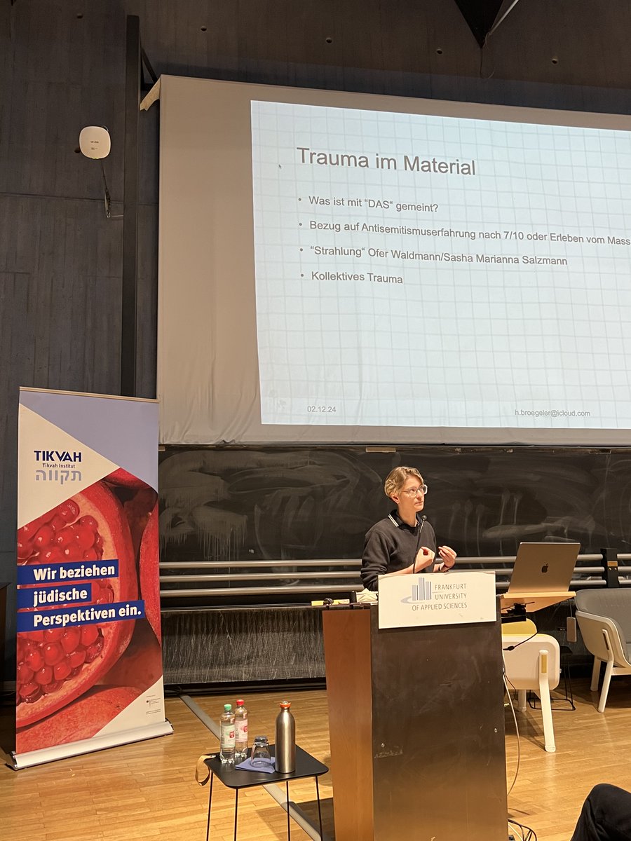 Hanna Brögeler von der <a href="/UniPassau/">Universität Passau</a> und Teil von <a href="/ofek_beratung/">OFEK | אופק</a> stellt im Rahmen der #Nachwuchsvorträge unserer Akademie ihre Forschung zu „Die Referenzgröße ‚Shoah‘ in der empirischen Antisemitismusforschung nach dem 7. Oktober 2023“ vor: