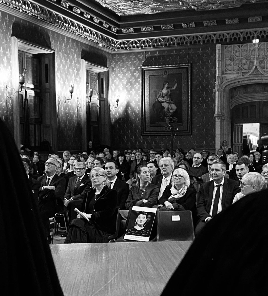 Vendredi s’est tenue notre rentrée solennelle
Et le procès fictif de notre invité M. BUSSI qui exposa le parallèle entre écrivain/avocat : L’humanité qu’il faut pour tenter de comprendre la bascule des hommes

Un siège était réservé au membre d’honneur du barreau Me Sonia DAHMANI