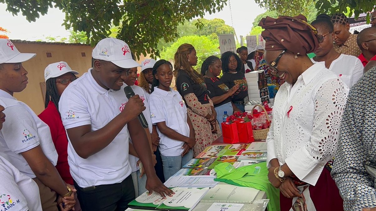 Durante a cerimonia de celebração do Dia Muindial de Resposta ao HIV e SIDA, a Secretária de Estado da Província de Maputo, Judith Emília Massácula, visitou a exposição do projecto Viva+ implementado pela ADPP em parceria com a FDC, com financiamento do Fundo Global.