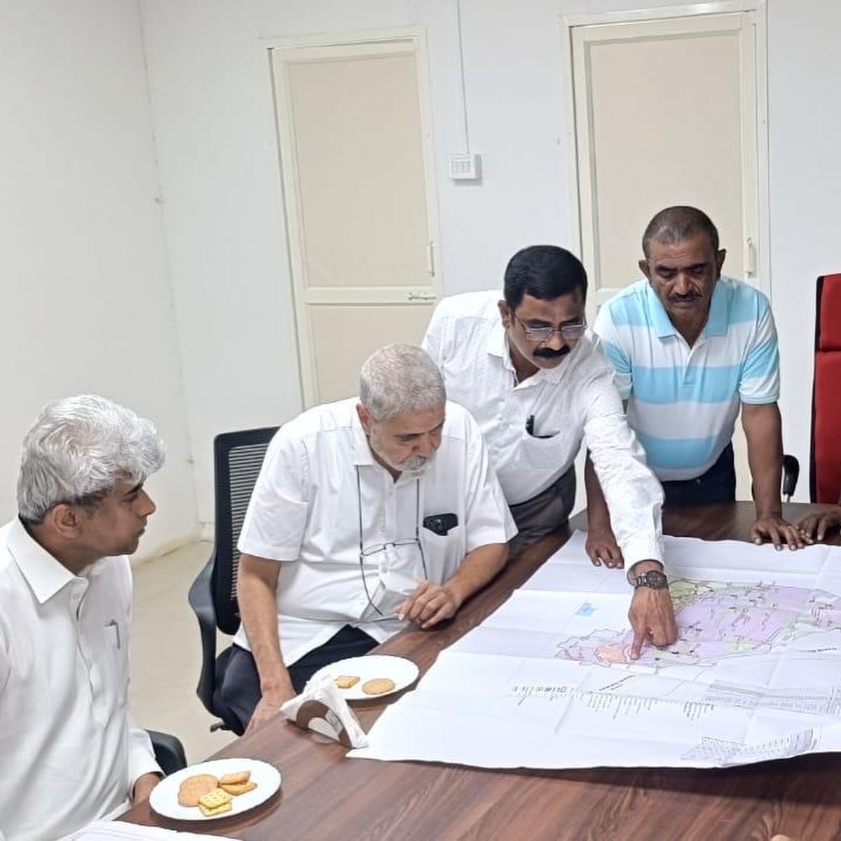 HalappaMurali's tweet photo. #Tumkur ಅಂತರಾಷ್ಟ್ರೀಯ ಕ್ರಿಕೆಟ್ ಕ್ರೀಡಾಂಗಣ ಹಾಗೂ ತರಬೇತಿ ಅಕಾಡೆಮಿ ನಿರ್ಮಾಣದ 41 ಎಕರೆಯಲ್ಲಿ 200 ಕೋಟಿಗೂ ಹೆಚ್ಚಿನ ಯೋಜನೆಗೆ @CMofKarnataka @siddaramaiah ರವರಿಂದ ಶಂಕುಸ್ಥಾಪನೆಯ ಸಿದ್ಧತೆಯನ್ನು @DrParameshwara, ಮಾನ್ಯ ಗೃಹ ಸಚಿವರು, ಕರ್ನಾಟಕ ಸರ್ಕಾರ ಅವರೊಂದಿಗೆ ಪರಿಶೀಲಿಸಲಾಯಿತು.

ಮುರಳೀಧರ್ ಹಾಲಪ್ಪ (ಕೇಂದ್ರ ಸಮಿತಿ ಸದಸ್ಯರು, @kscaofficial1)

ಈ ಸಂದರ್ಭದಲ್ಲಿ ಮಾನ್ಯ ಶಾಸಕರಾದ @KShadakshari , @DCGowrishankar1, ಆಡಳಿತ ಮಂಡಳಿಯ ಬ್ರಿಜೇಶ್‌ ಪಟೇಲ್‌, ರಘುರಾಂ ಭಟ್‌, ಅಭಿರಾಂ, ಶಂಕರ್‌, Prof ಸೀತಾರಾಮ್ಯ (ಹಿರಿಯ ಕ್ರಿಕೆಟಿಗ ಹಾಗೂ ಸರ್ವೋದಯ ಕಾಲೇಜ್‌ ಮುಖ್ಯಸ್ಥರು), ಅಕೇಷನಲ್ ಕ್ಲಬ್, ಫಿನಿಕ್‌ ಕ್ಲಬ್‌ ಸೇರಿದಂತೆ ವಿವಿಧ ಕ್ರಿಕೆಟ್ ಕ್ಲಬ್‌ಗಳ ಪ್ರತಿನಿದಿಗಳು, ಅಂಪೈರ್‌ಗಳು ಮತ್ತು ಕೋಚ್‌ಗಳು, ಹಿರಿಯ ಆಟಗಾರರು ಹಾಗೂ ಪ್ರೋತ್ಸಾಹಕರು , ಜಿಲ್ಲೆಯ DC, CEO, SP, KIADB ಮತ್ತು ಕ್ರೀಡಾ ಇಲಾಖೆಯ ಅಧಿಕಾರಿಗಳು…

#cricket #youth #ksca #cricketupdates #Tumakuru #TumkurRural #Gubbi #Chikkanayakanahalli #Tiptur #Turuvekere #Madhugiri #Koratagere #TumkurNews #TumkurLokSabha #MP #MuralidharHalappa