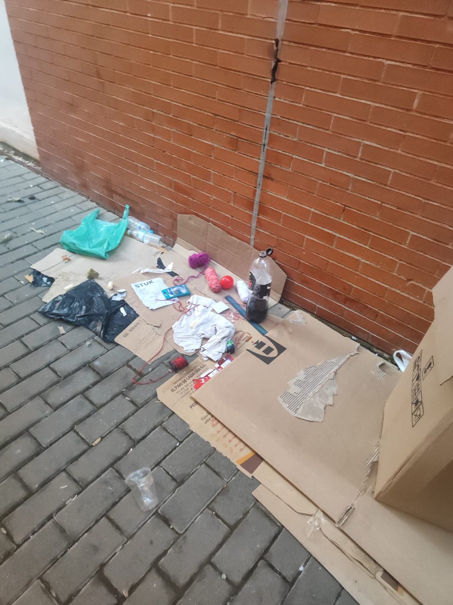 Tiempo de adviento en #barriocontadores.
Miseria 1 - luces navideñas 0
Rogamos actuación del <a href="/Ayto_Sevilla/">Ayuntamiento de Sevilla</a>