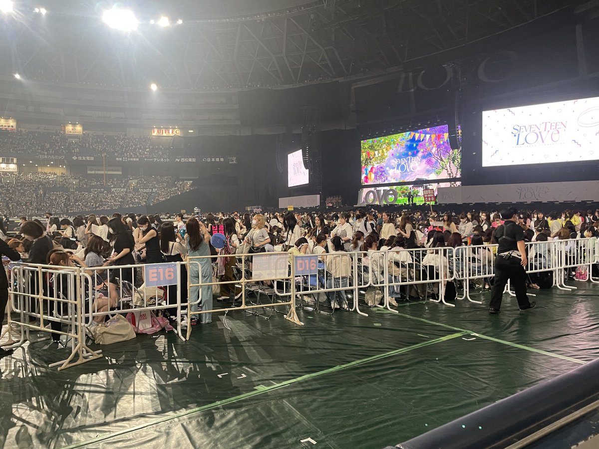 Ov1Pi's tweet image. セブチ 京セラ見え方

1枚目 一塁側上段1列目
2枚目 一塁側 アルファベット席 1列目
3枚目 一塁側 スタンド1列目
4枚目 中央A 12列目

ご参考程度にどうぞ！