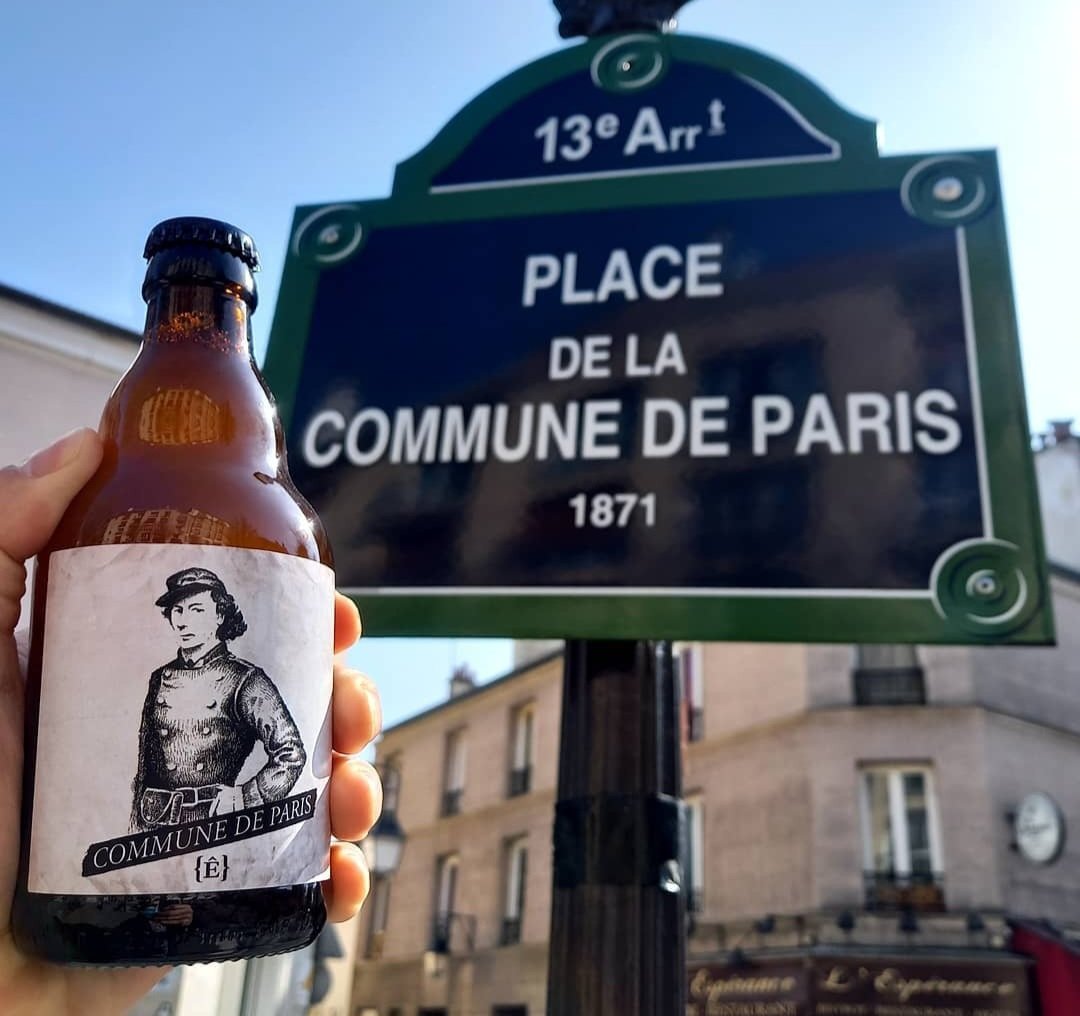 Retrouvons Commune de Paris sur sa place, en pleine Butte aux Cailles.
Pale Ale subtilement fumée aux barricades qui révolutionne le palais.
5,4%, bouteilles de 33cl, fûts de 30l.
Et profitez-en pour aller saluer <a href="/bierocratie/">Biérocratie</a>, situé à quelques pas.
Santé !! 🍻✊🍻✊🍻
