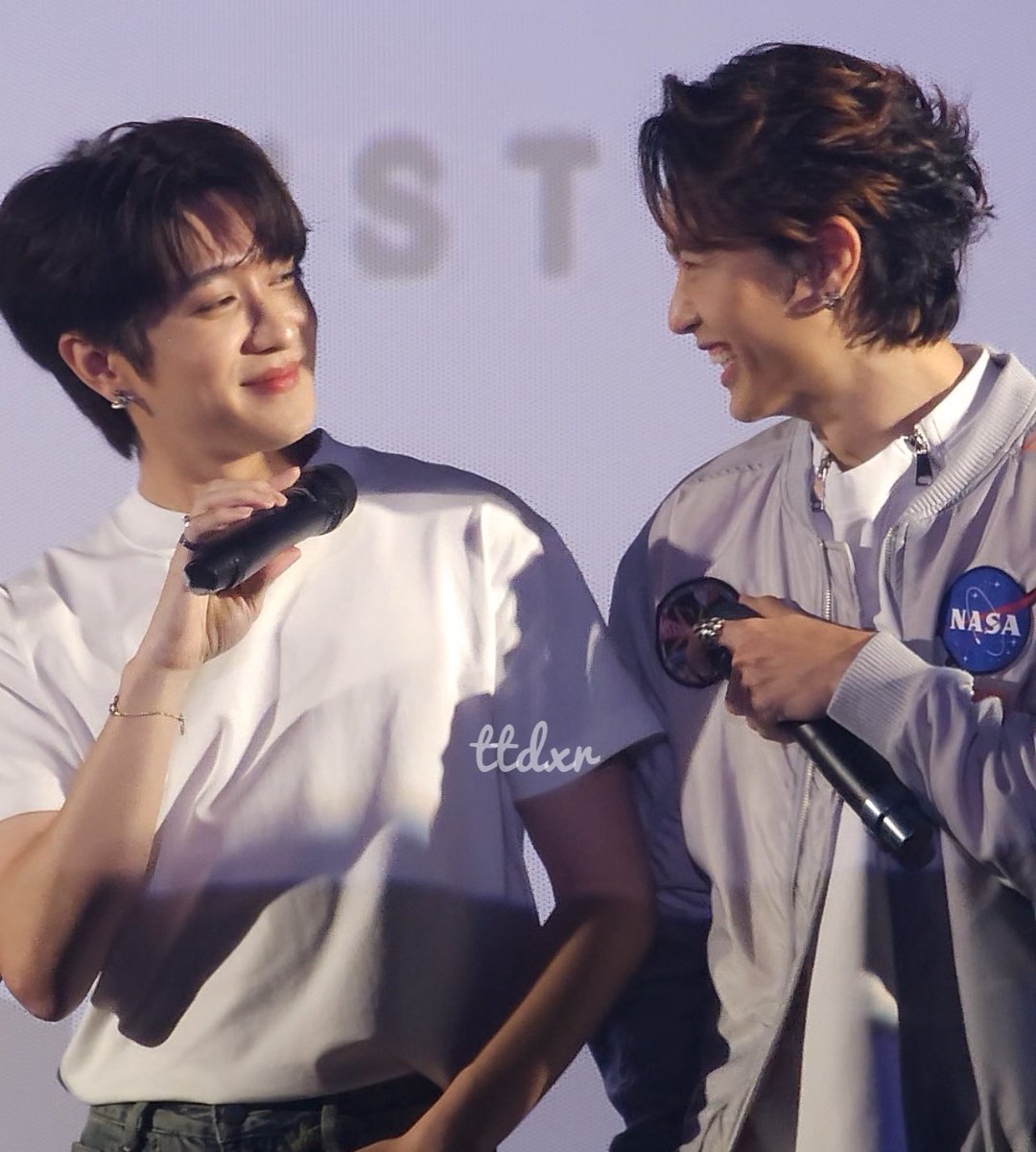 ttdxr's tweet photo. หนูจะรักพี่ทั้งสองเสมอ เชียร์อัพอยู่นะคะ 🩷🩵
จะไม่สัญญา แต่จะทำให้ดีที่สุด ในฐานะแฟนคลับคนนึง 🤝🏻
#NodtFanMeeting_TheNewJourneyพูดเล่นรักจริง 
#2jkhunchalach #usnttr
#ทูเจอัส #เจเจอัส #jjus #2jus https://t.co/qQi3RAz1ix
