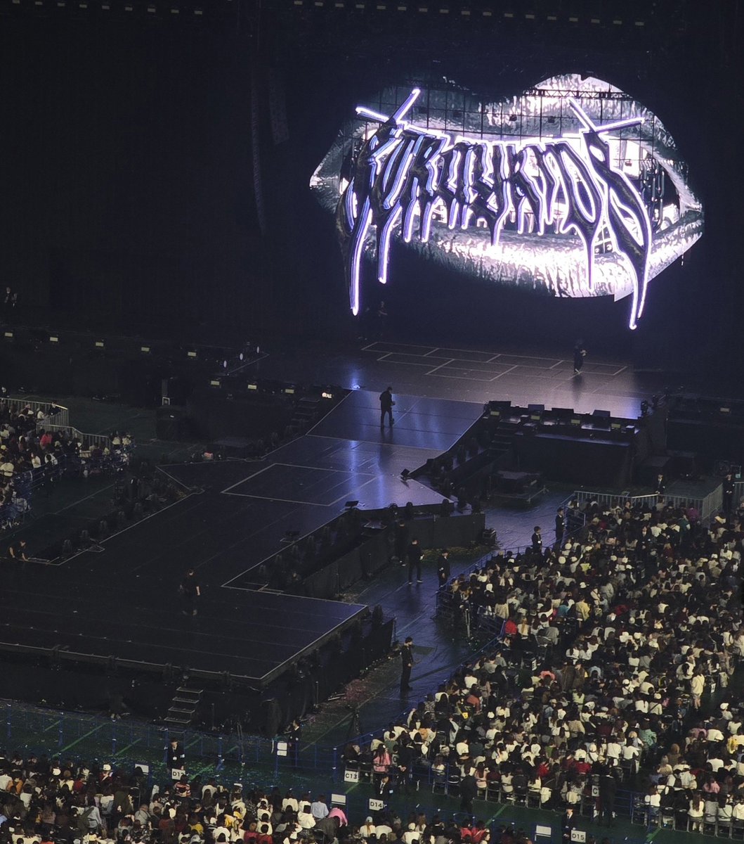 jinnielix801's tweet photo. Filo stays seated in VIP, imagine how lucky you are... this is the distance of the audience from the stage in Japan. https://t.co/cZNECkFe5h