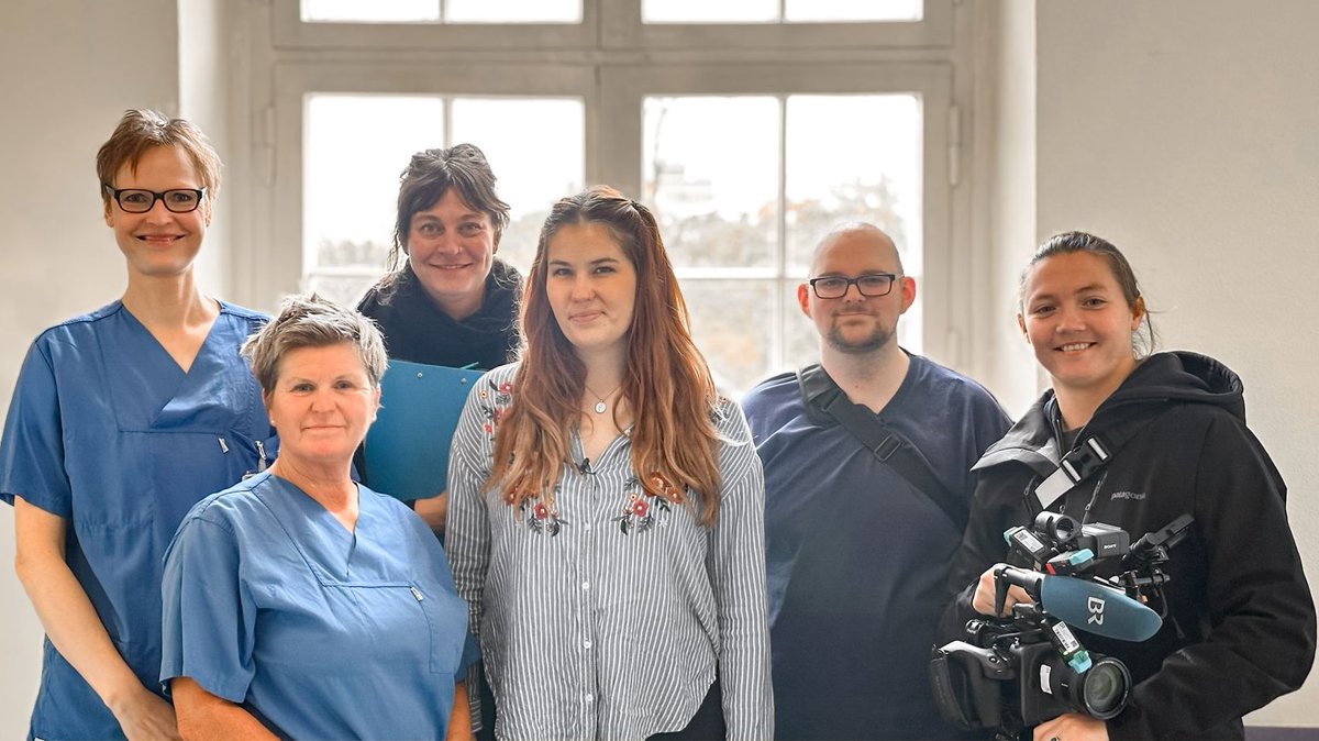 Warten auf ein Wunder: Für das #YouTube-Format "Die Frage" hat der Bayerische Rundfunk unseren Patienten Kevin begleitet. Bei ihm wurde eine dilatative #Kardiomyopathie diagnostiziert. Er lebt mit einem #Kunstherz und wartet auf eine #Herztransplantation➡️ dhzc.charite.de/news/warten-au…