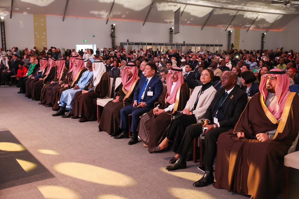 Цөлжилттэй тэмцэх тухай НҮБ-ын конвенцын Талуудын 16 дугаар бага хурал  (COP16)-д оролцож, үг хэллээ. 

2026 онд болох 17 дугаар бага хурлыг манай улс даргалж зохион байгуулахаар буухиагаа хүлээн авлаа. Тиймээс  (COP16)-д Ерөнхий сайдын хувиар оролцож, өндөр ач холбогдол өгч