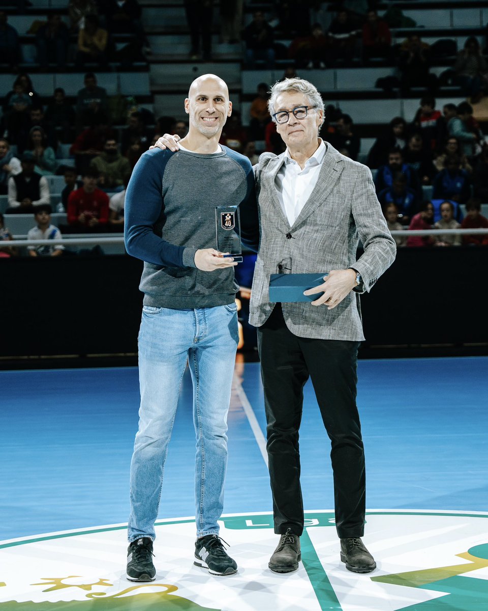 El 𝐏𝐚𝐝𝐫𝐢𝐧𝐨 𝐀𝐒𝐎𝐁𝐀𝐋 del <a href="/BmHuesca/">Bada Huesca</a> ⚡️ <a href="/AnaitasunaBM/">ANAITASUNA</a> fue una auténtica institución para el club oscense: <a href="/marcomira25/">Marco Mira</a> 

🏡 El primera línea cántabro acogió Huesca como su hogar deportivo y dejó su huella en el vestuario y en los aficionados 🫶🏼

📸 Jesús Barrabés

#️⃣