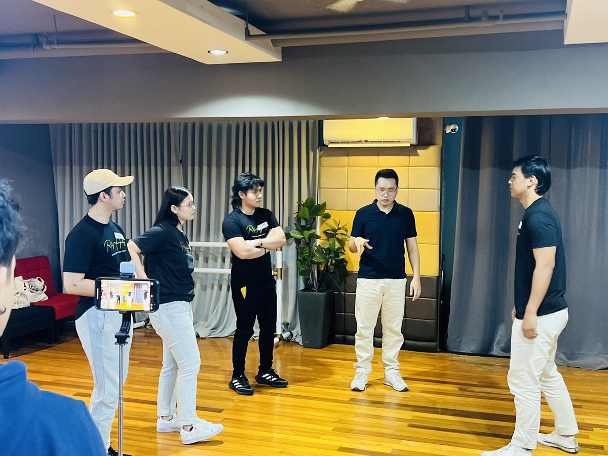 rolyhstudio's tweet photo. As we dive deeper in learning acting, we slowly master the process of connecting and reconnecting with our co-actors to create a dynamic group scene. It is important to support your co-actors by listening and reacting and remember not to act on your own https://t.co/TgEiC8cDWS