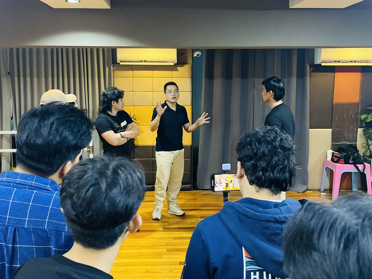 rolyhstudio's tweet photo. As we dive deeper in learning acting, we slowly master the process of connecting and reconnecting with our co-actors to create a dynamic group scene. It is important to support your co-actors by listening and reacting and remember not to act on your own https://t.co/TgEiC8cDWS