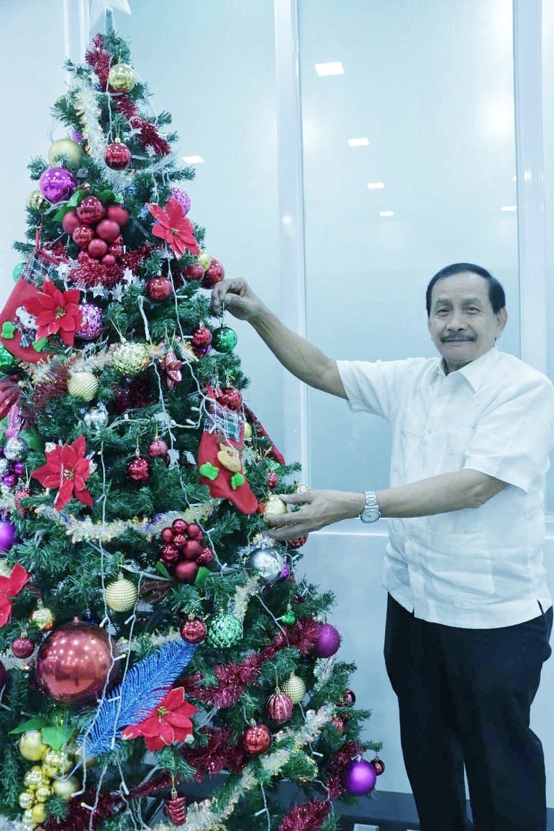 temy_simundac's tweet photo. Ang taunang paghahanda at presentasyon ng ating Christmas Tree, tuloy po ang lahat sa ating munting tanggapan, ikinagagalak namin kayong makita at makasama, Mahal kong Muntinlupeños! 🫰🏻🥰❤️
🇵🇭 OFFICE OF THE CITY VICE MAYOR, PEOPLE'S CENTER BUILDING, CITY HALL, MUNTINLUPA CITY 🏢 https://t.co/ahkTlKzrva