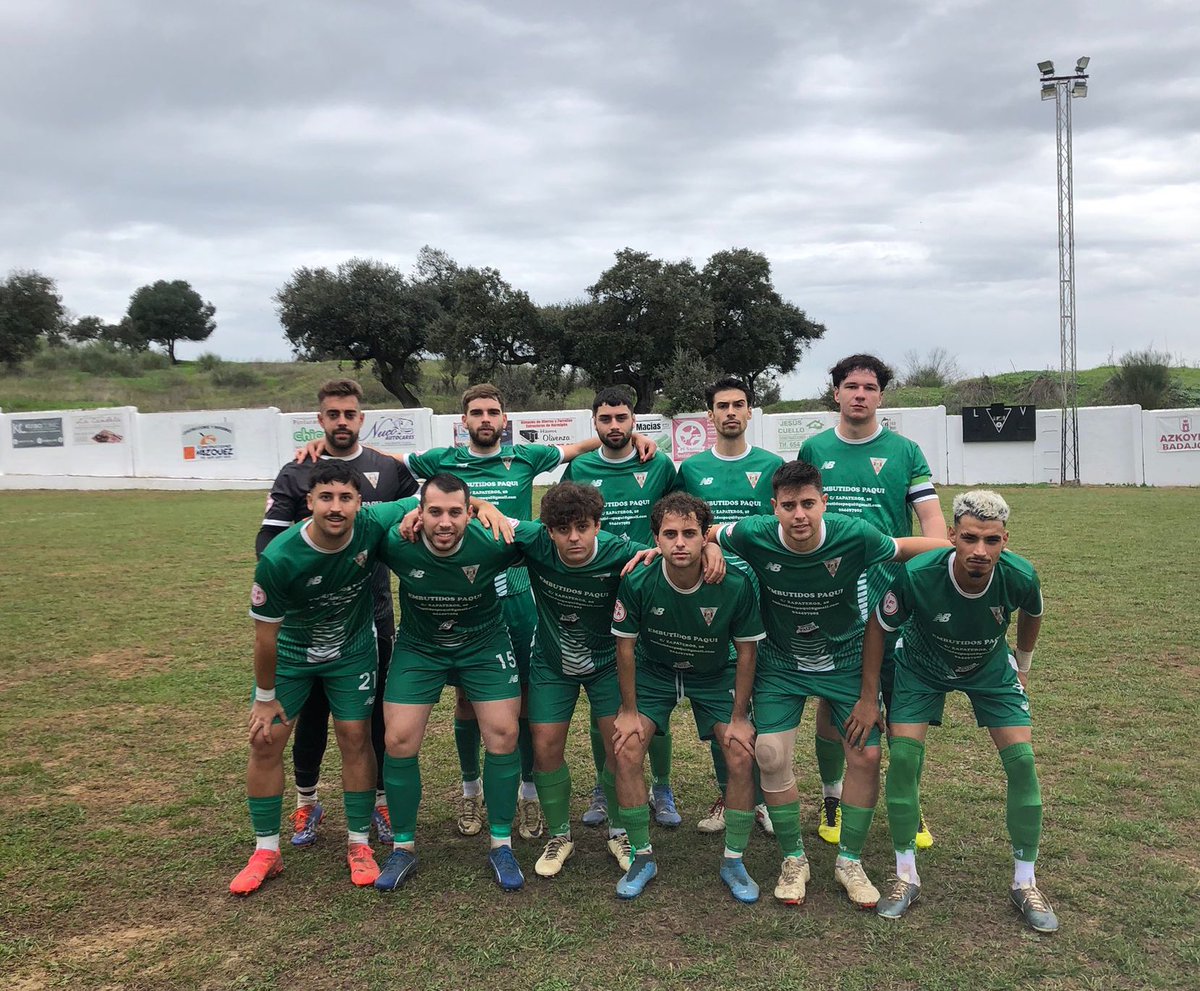 Buenos días ⚽️💚
Aquí os dejamos la foto del 11 inicial del partido disputado.
Esta semana hay descanso liguero, pero seguiremos entrenando de cara al siguiente partido que nos enfrenta a <a href="/CD_LaRoca/">CD La Roca</a> .
#UDSanFrancisco 💚
