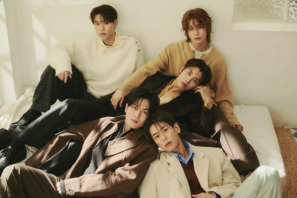 Starting a new life hasn't been my forte. I, Yoonjae Jung, the second eldest of a trot revolution and actor named Mytro, in case you don't know who I am. Bringing myself interacting with all of you, so if you don't mind helping me to spread news by reposting this tweet. Thanks!