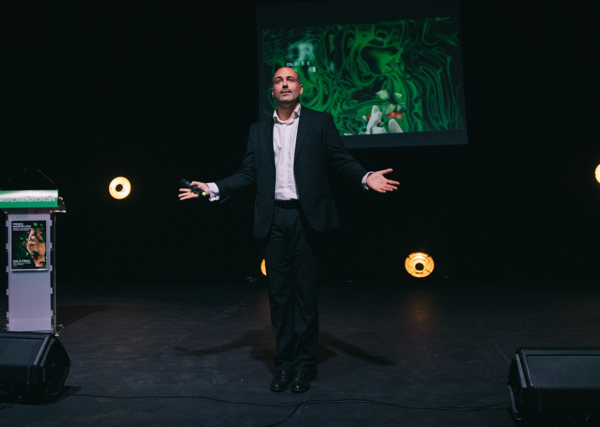 El viernes pasado tuve el honor de presentar la gala final de los #PremiosMadroño24 <a href="/madridescenicas/">Certamen Jóvenes Creadores</a> en el Teatro Quique San Francisco. No os imagináis el talentazo en fotografía, pintura, micro teatro, cortometraje, música y danza de los jóvenes que ganaron. ¡Nivelón!
