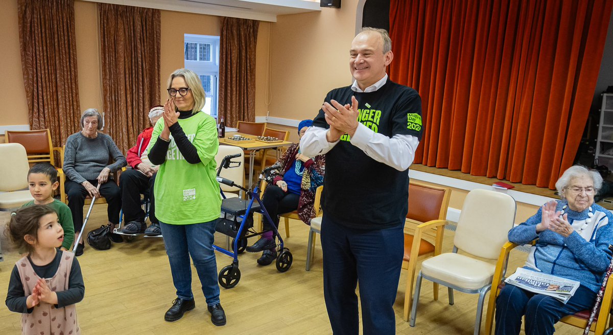 This time last week Liberal Democrat Leader Sir Ed Davey took part in an intergenerational ballet class at Nightingale House Care Home. 🩰

He was joined by youngsters from the Apples and Honey Nightingale nursery, the residents themselves and Mitzvah Day founder Laura Marks CBE