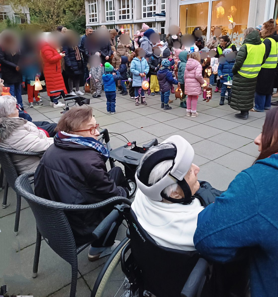 Am 8.11.2024 erlebten die Kinder der DRK Kita Spatzennest und die Bewohner des DRK-Altenzentrums einen unvergesslichen Nachmittag. Beim gemeinsamen Laternenumzug zu St. Martin verschmolzen Generationen zu einer großen Gemeinschaft. #DRK #Dortmund #Altenzentrum #DRKSpatzennest