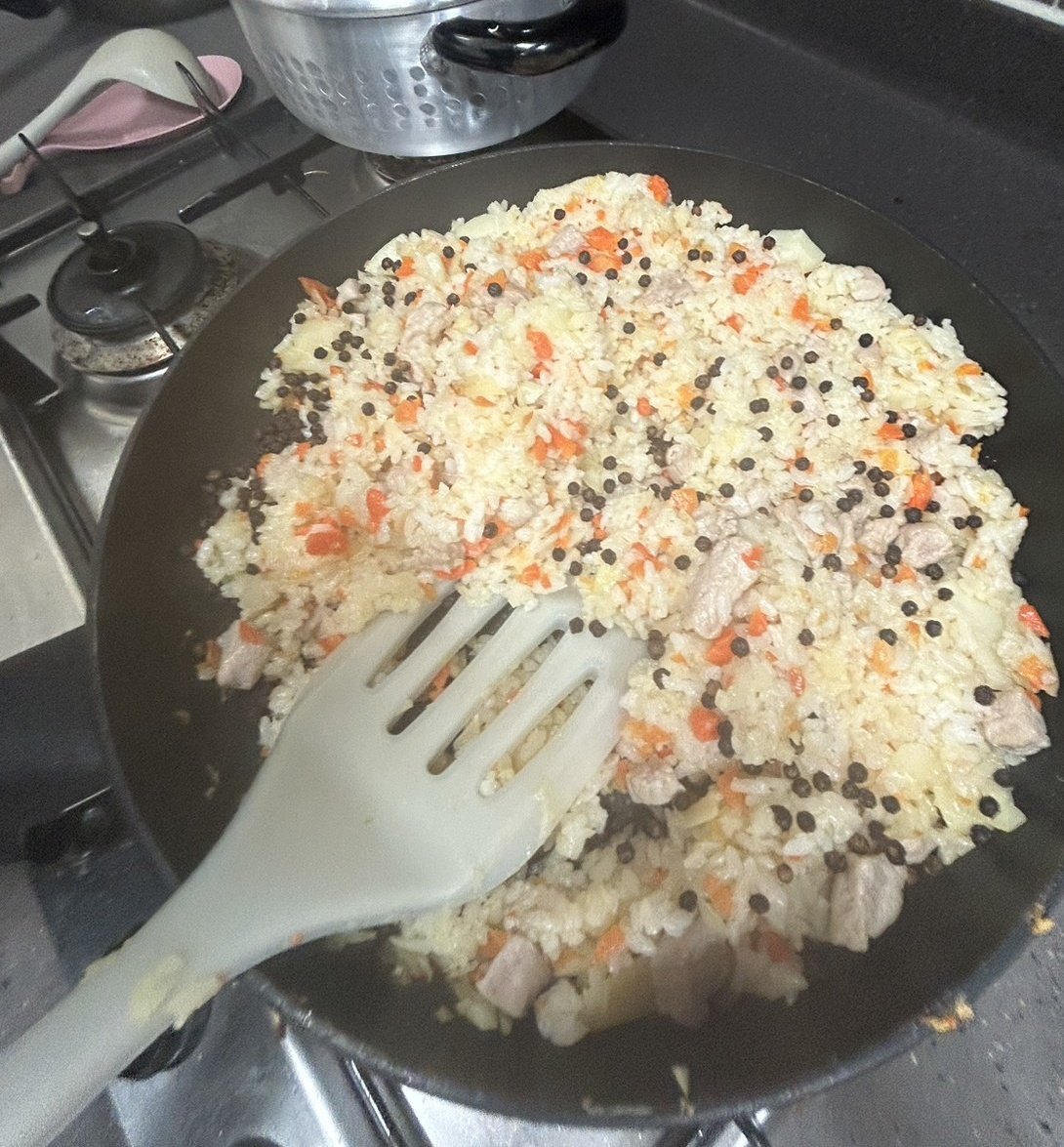 炒飯にブラックペッパー入れすぎた (草)