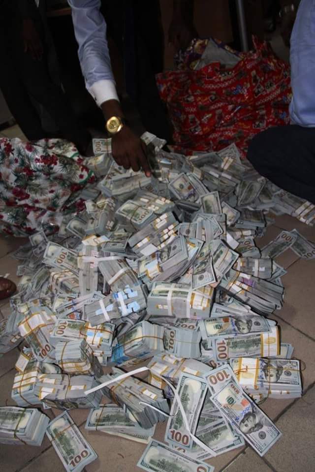 AfricaFactsZone's tweet photo. Nigeria's anti corruption agency recovered $43.5 million from an apartment in Lagos State in 2017. https://t.co/svx88IquLo