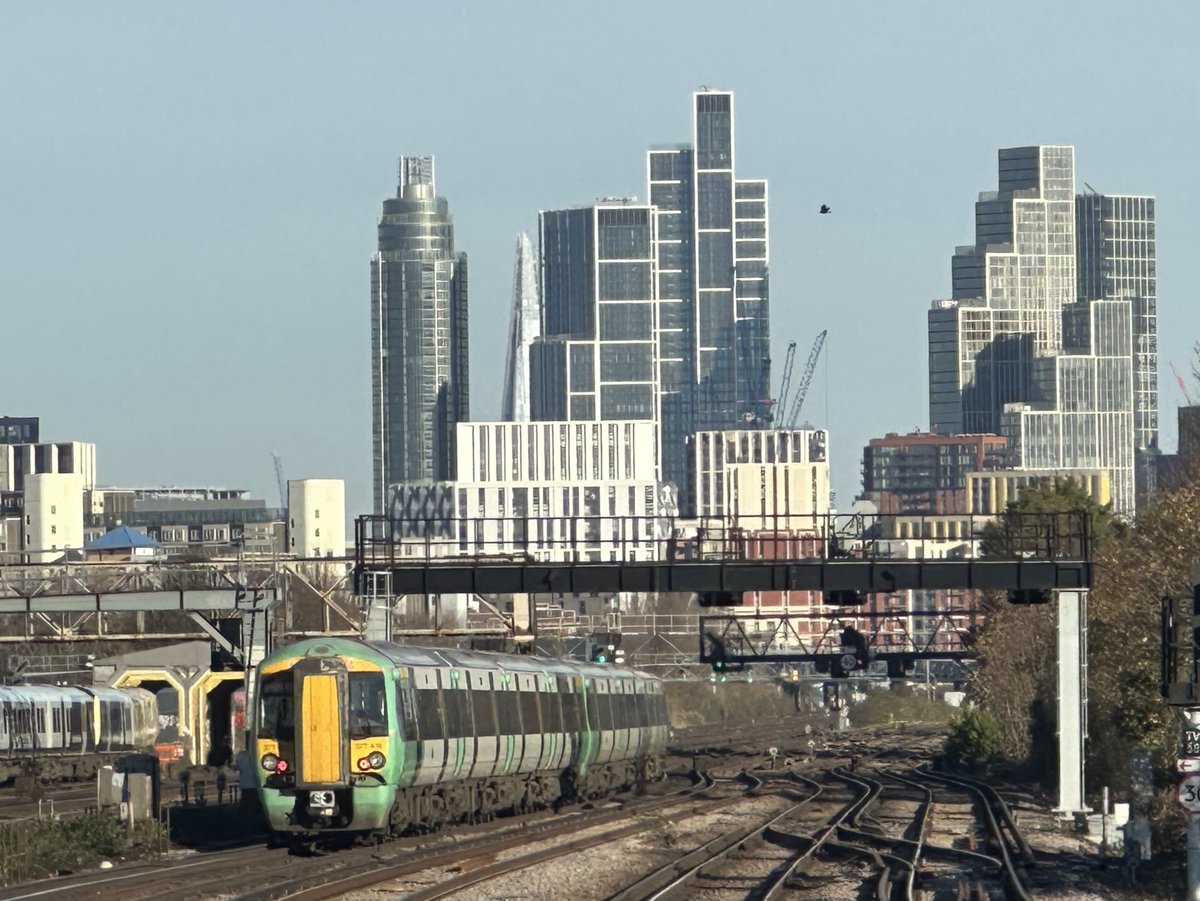 377414 on the up Brighton”s at Clapham Jn forging towardsVictoria 30/11/24 with the city scape standing out in the low clear sunlight. #trainspotting  #claphamjunction #london #southeasterntrains #3rdrail #class377