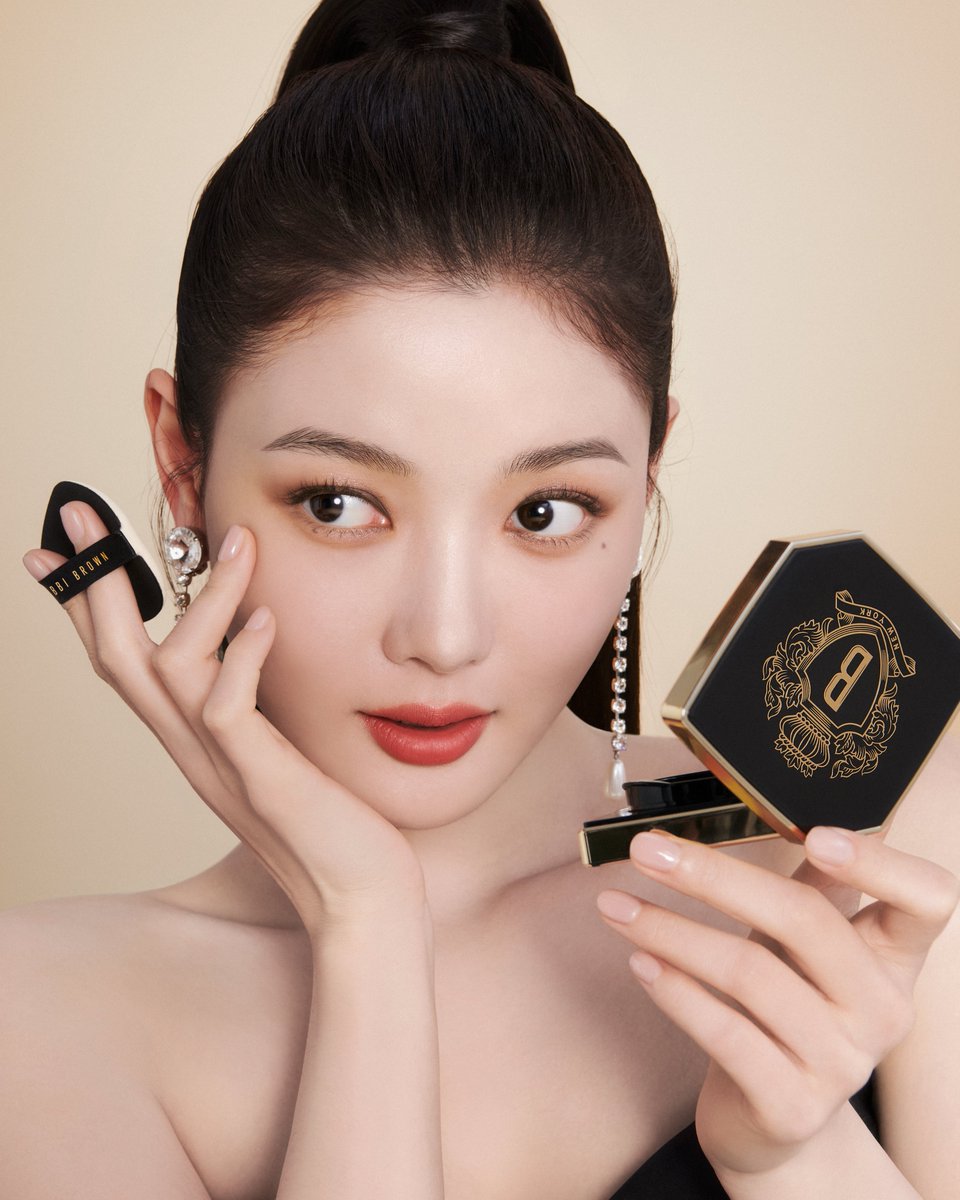 โฉมใหม่! #คุชชั่นเซรั่ม ดีไซน์หรูหรา ตลับบางเฉียบ มาพร้อมพัฟที่ดียิ่งขึ้น มีสกินแคร์ 75% ให้งานผิวฉ่ำ ติดทน 8 ชม. มีให้เลือก 5 เฉดสีที่เข้ากับคนไทย (฿3,100)
📍bobbibrown.b.link/IntensiveSkinS…
#IntensiveSkinSerumCushionFoundation #BobbiBrownxKimYoujung #BobbiBrownThailand