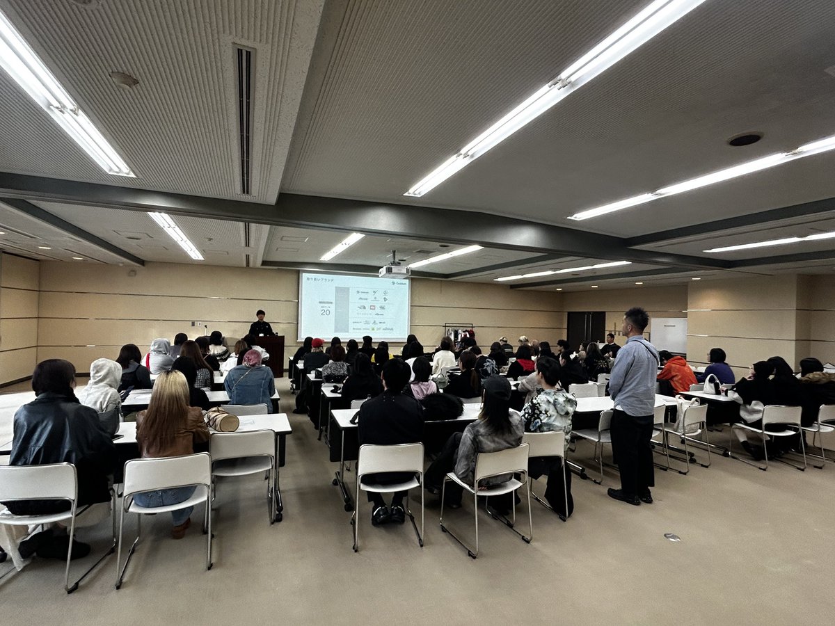bunka_fp's tweet photo. 【🏢企業見学🏢】
北陸への研修旅行にて、株式会社ゴールドウイン様に伺いました✨

普段見ることはできない資料や工場の様子を間近で見ることができ、とても貴重な経験となりました！！！！

本当にありがとうございました✨✨

@bunka_fc #文化服装学院 #ゴールドウイン https://t.co/D1x46w2X1g
