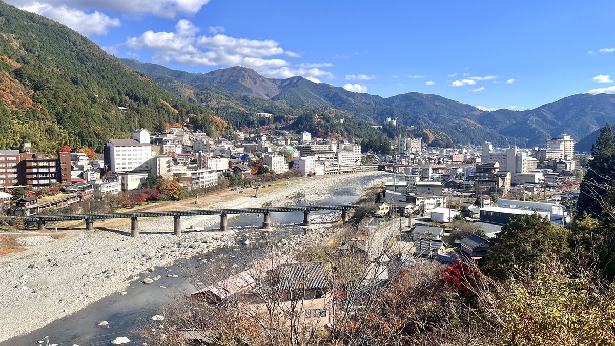 「お宿からのビューが素晴らしい〜。掘り炬燵付きのお部屋だったので文豪気分で仕事しま」|加藤アカツキのイラスト