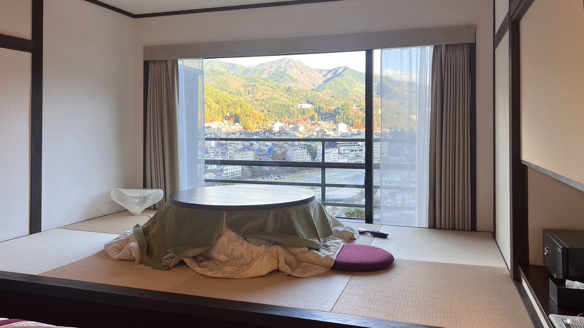 「お宿からのビューが素晴らしい〜。掘り炬燵付きのお部屋だったので文豪気分で仕事しま」|加藤アカツキのイラスト