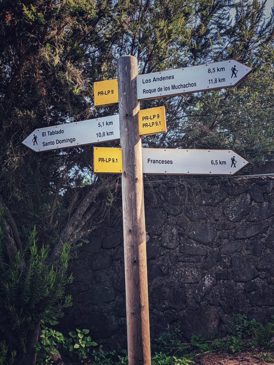 Which hiking path sign would you follow?

Hard, isn't it?

#LaPalmaLaIslaBonita #LaPalmaAlways Bonita