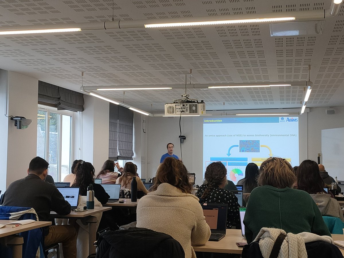 leroilau's tweet image. Premier jour de la formation metabarcoding proposée conjointement entre le SeBiMER de @Ifremer_fr et @ABiMS_SBRoscoff ! @CyrilNoel02 présente la théorie du metabarcoding