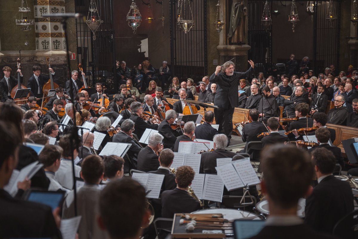 📸Us compartim algunes imatges del segon concert del #FestivalMúsicaMillenari a càrrec dels Antics Escolans de Montserrat.

🎹Vespres solemnes del Primer Diumenge d'Advent i estrena de l'oratori Pacis Visio 🎻🎶. 

#MillenariMontserrat #EscolaniaMontserrat #AbadiaMontserrat