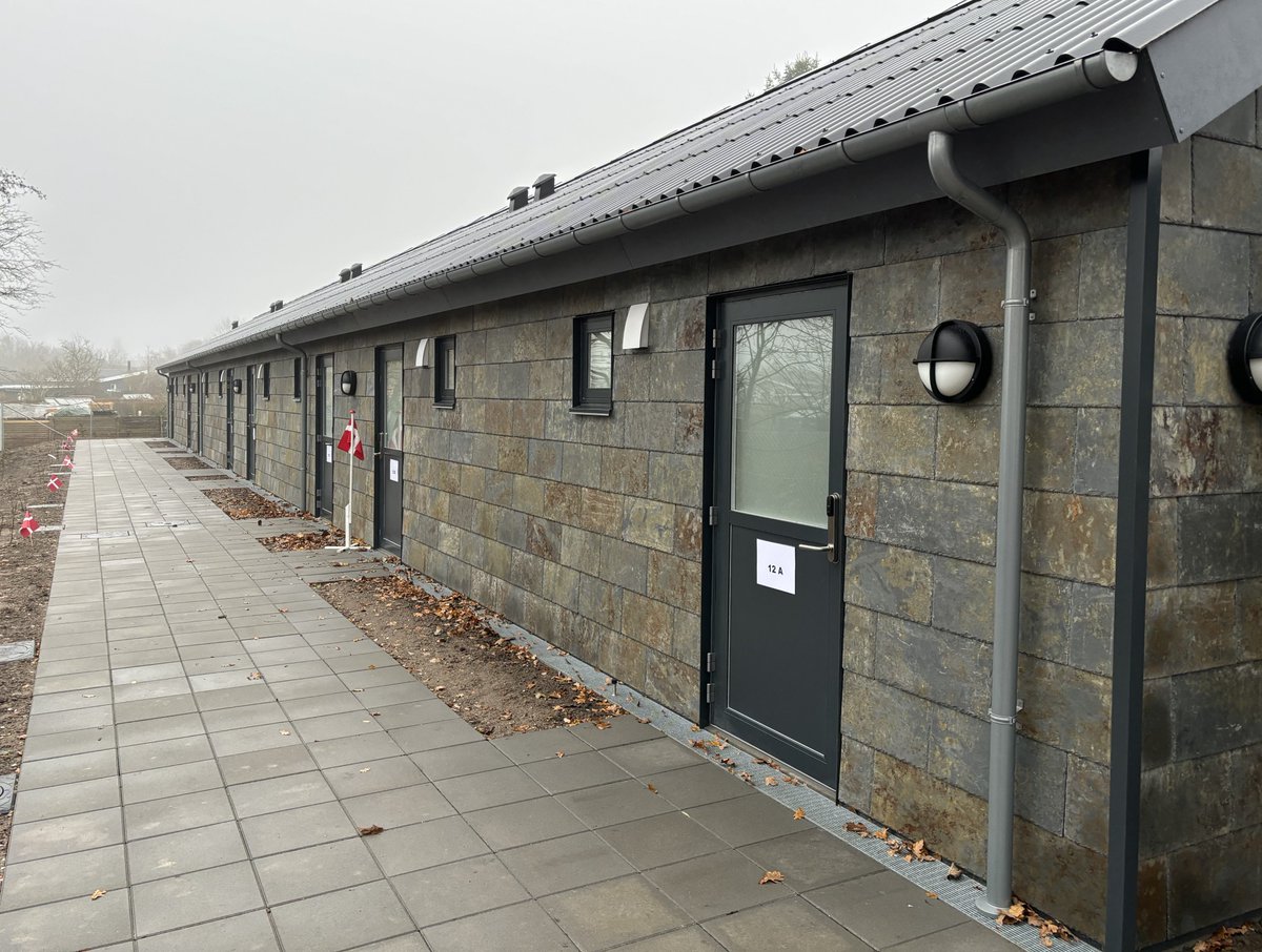 Flere skæve boliger er nødvendige, hvis housing first og hjemløseformen skal lykkes. Derfor har <a href="/kfumsoc/">KFUM's Sociale Arbejde</a> i samarbejde med <a href="/SlagelseKommune/">Slagelse Kommune</a> og Forsorgscenter Toften opført 8 stk, som blev indviet i dag. Dygtige socialfaglige medarbejdere fra forsorgscentret står for bostøtte.

I