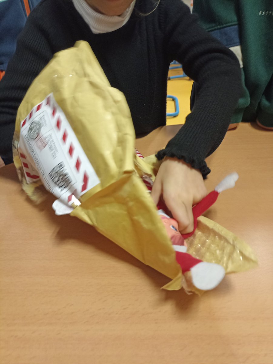 ecMarcais's tweet photo. Il y a 2 lutins dans notre classe, nous avons un couple, un lutin et une lutine. Nous allons demain si ils font de bêtises. Le lutin de l'année dernière est revenu, mais avec sa copine ou sa soeur, nous ne savons pas encore.
Dany, Augustin, Éloïse, Lucine, Jérémy 
#lutinsfarceurs https://t.co/Ldn6ha8Mov